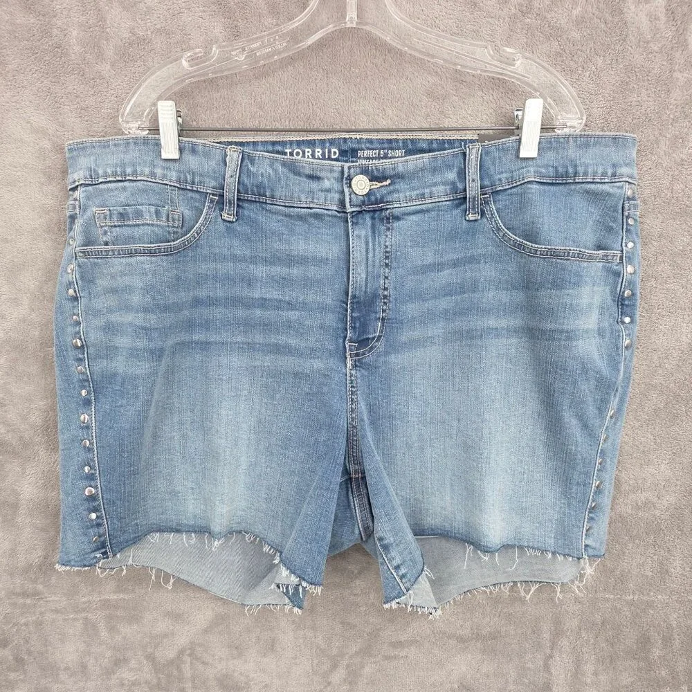 Torrid 5 Inch Perfect Boyfriend Classic Denim Mid Rise Shorts 20 Studs Plus New